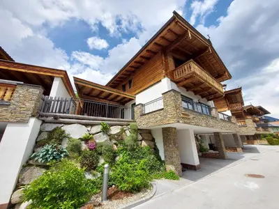Das Gebäude in dem sich das Ferienhaus befindet