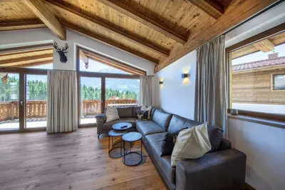Ein Sitzbereich in der Unterkunft Nationalpark Chalet Mittereggspitze