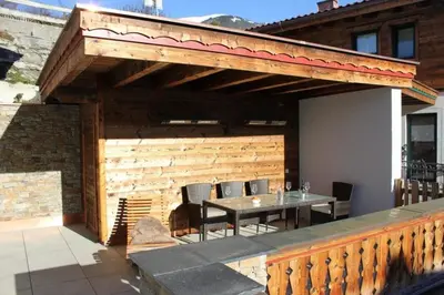 Das Gebäude in dem sich das Ferienhaus befindet