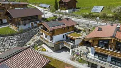 Das Gebäude in dem sich das Ferienhaus befindet