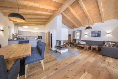 Ein Sitzbereich in der Unterkunft Nationalpark Chalet Keeskogel