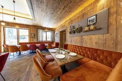 Ein Sitzbereich in der Unterkunft Nationalpark Chalet Keeskogel