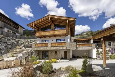 Das Gebäude in dem sich das Ferienhaus befindet