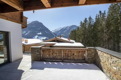 Ein allgemeiner Bergblick oder ein Berglick von des Ferienhauses aus