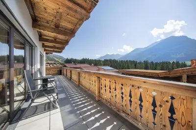 Ein allgemeiner Bergblick oder ein Berglick von des Ferienhauses aus
