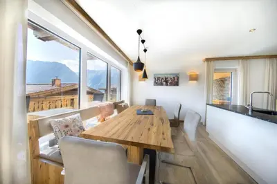 Ein allgemeiner Bergblick oder ein Berglick von des Ferienhauses aus