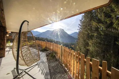 Ein allgemeiner Bergblick oder ein Berglick von des Ferienhauses aus