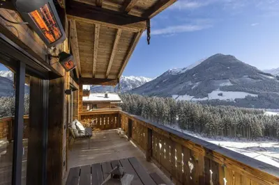 Ein allgemeiner Bergblick oder ein Berglick von des Ferienhauses aus
