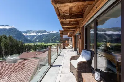 Ein allgemeiner Bergblick oder ein Berglick von des Ferienhauses aus