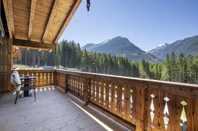 Ein allgemeiner Bergblick oder ein Berglick von des Ferienhauses aus