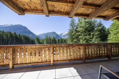 Ein allgemeiner Bergblick oder ein Berglick von des Ferienhauses aus