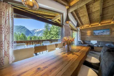 Ein allgemeiner Bergblick oder ein Berglick von des Ferienhauses aus