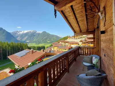 Ein allgemeiner Bergblick oder ein Berglick von des Ferienhauses aus