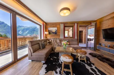 Ein allgemeiner Bergblick oder ein Berglick von des Ferienhauses aus