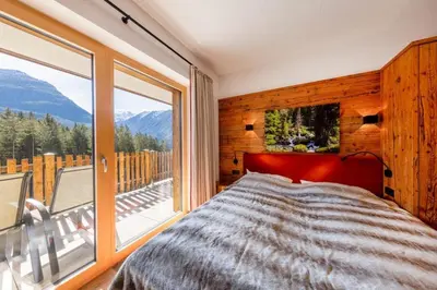 Ein allgemeiner Bergblick oder ein Berglick von des Ferienhauses aus