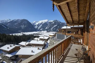 Ein allgemeiner Bergblick oder ein Berglick von des Ferienhauses aus