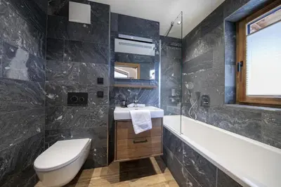 Ein Badezimmer in der Unterkunft Nationalpark Chalet Grosser Happ