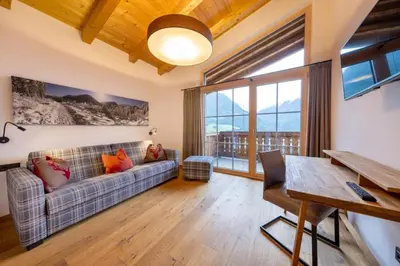 Ein Sitzbereich in der Unterkunft Nationalpark Chalet Schlieferspitze
