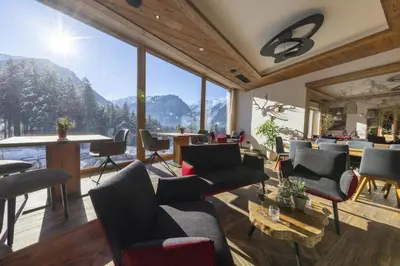 Ein allgemeiner Bergblick oder ein Berglick von des Ferienhauses aus
