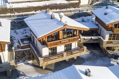 Das Gebäude in dem sich das Ferienhaus befindet