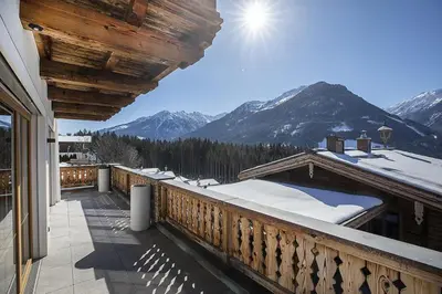 Ein allgemeiner Bergblick oder ein Berglick von des Ferienhauses aus