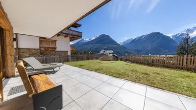 Ein allgemeiner Bergblick oder ein Berglick von des Ferienhauses aus