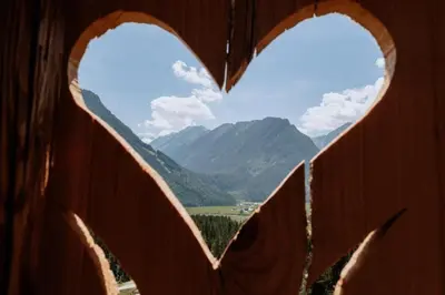 Ein allgemeiner Bergblick oder ein Berglick von des Ferienhauses aus