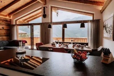 Ein Sitzbereich in der Unterkunft Nationalpark Chalet Kleinvenediger