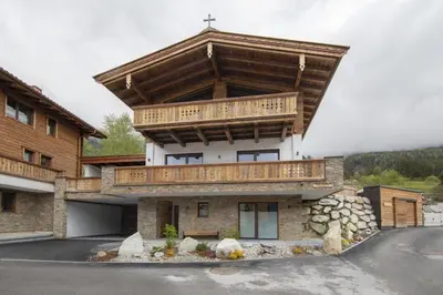Das Gebäude in dem sich das Ferienhaus befindet