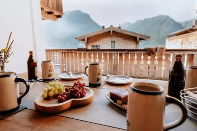 Ein allgemeiner Bergblick oder ein Berglick von des Ferienhauses aus