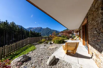 Ein allgemeiner Bergblick oder ein Berglick von des Ferienhauses aus