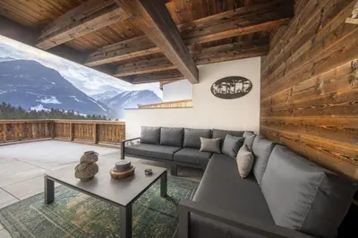 Ein allgemeiner Bergblick oder ein Berglick von des Ferienhauses aus