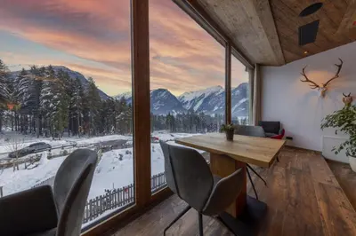 Ein allgemeiner Bergblick oder ein Berglick von des Ferienhauses aus