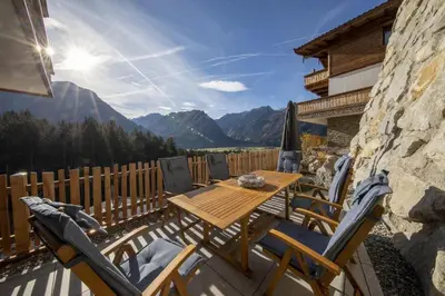 Ein allgemeiner Bergblick oder ein Berglick von des Ferienhauses aus