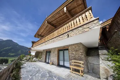 Ein allgemeiner Bergblick oder ein Berglick von des Ferienhauses aus
