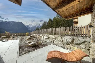 Ein allgemeiner Bergblick oder ein Berglick von des Ferienhauses aus