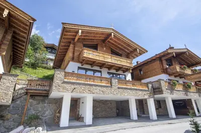 Das Gebäude in dem sich das Ferienhaus befindet