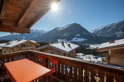 Ein allgemeiner Bergblick oder ein Berglick von des Ferienhauses aus