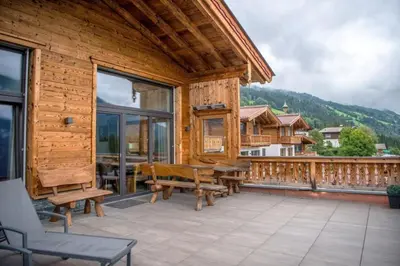 Ein allgemeiner Bergblick oder ein Berglick von des Ferienhauses aus
