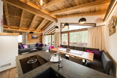 Ein Sitzbereich in der Unterkunft Nationalpark Chalet Blessachkopf