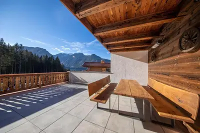 Ein allgemeiner Bergblick oder ein Berglick von des Ferienhauses aus