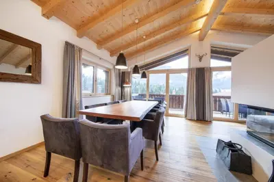 Ein Sitzbereich in der Unterkunft Nationalpark Chalet Löffelspitze