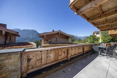 Ein allgemeiner Bergblick oder ein Berglick von des Ferienhauses aus