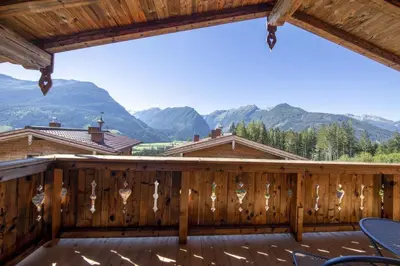 Ein allgemeiner Bergblick oder ein Berglick von des Ferienhauses aus