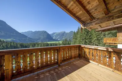 Ein allgemeiner Bergblick oder ein Berglick von des Ferienhauses aus