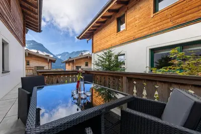 Ein allgemeiner Bergblick oder ein Berglick von des Ferienhauses aus