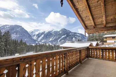 Ein allgemeiner Bergblick oder ein Berglick von des Ferienhauses aus