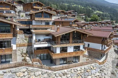 Ein allgemeiner Bergblick oder ein Berglick von des Ferienhauses aus