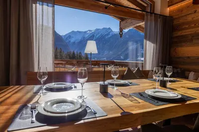 Ein allgemeiner Bergblick oder ein Berglick von des Ferienhauses aus