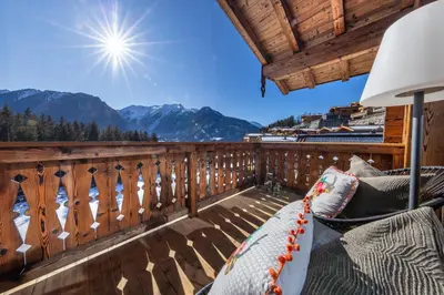 Ein allgemeiner Bergblick oder ein Berglick von des Ferienhauses aus